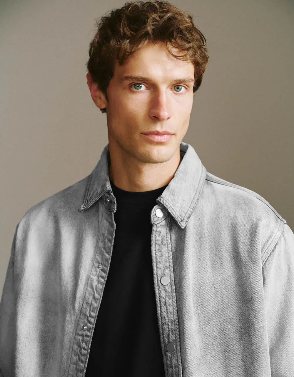 Press Button Loose Denim Shirt sold by Urban Revivo product image thumbnail 4