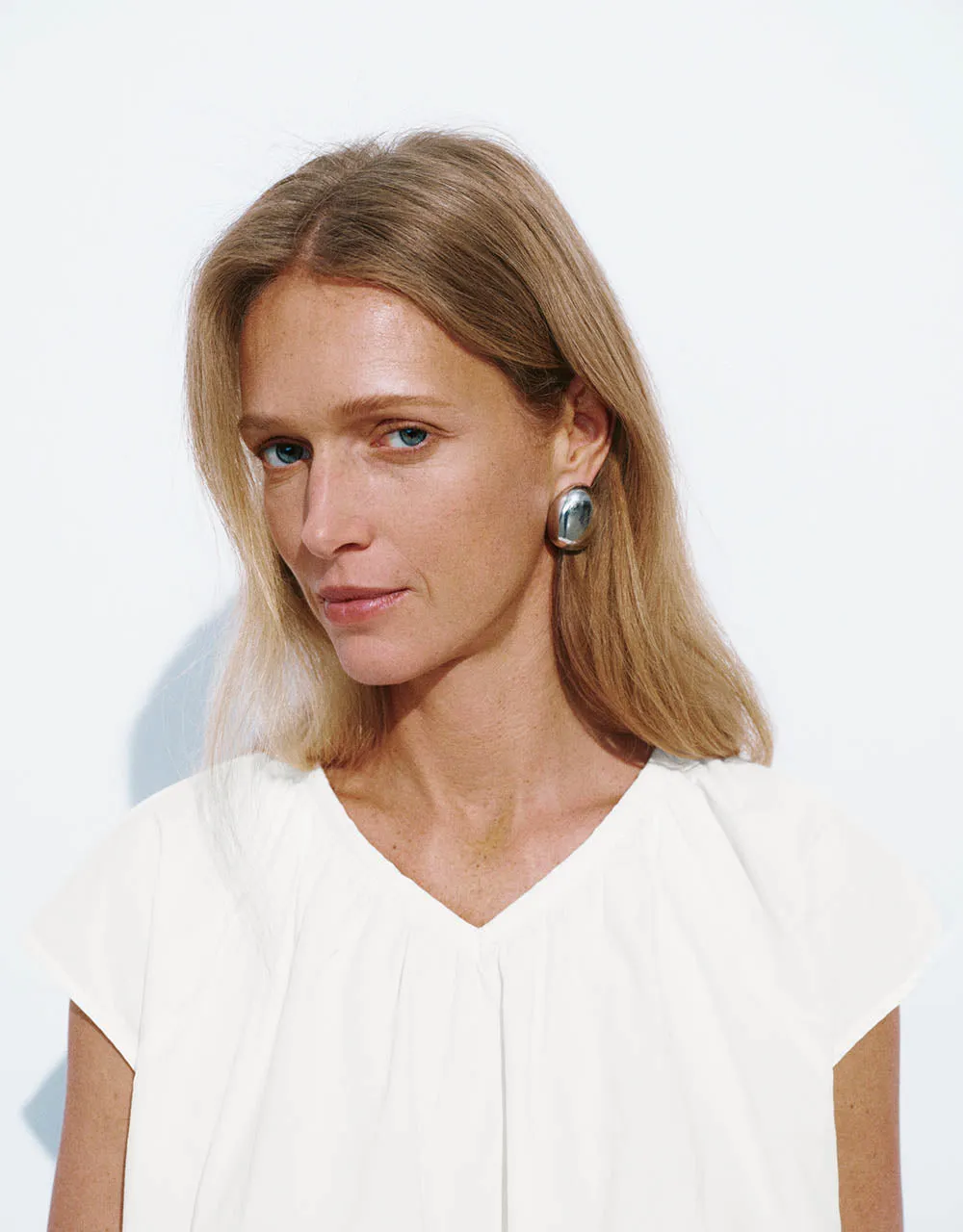 Sleeveless Loose V-Neck Shirt sold by Urban Revivo product image thumbnail 4