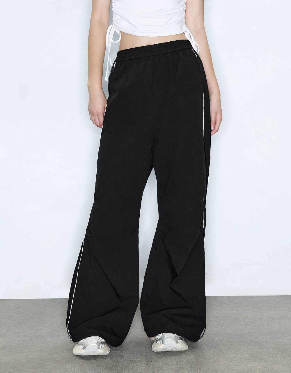 Elastic Waist Wide-Leg Pants sold by Urban Revivo product image thumbnail 2
