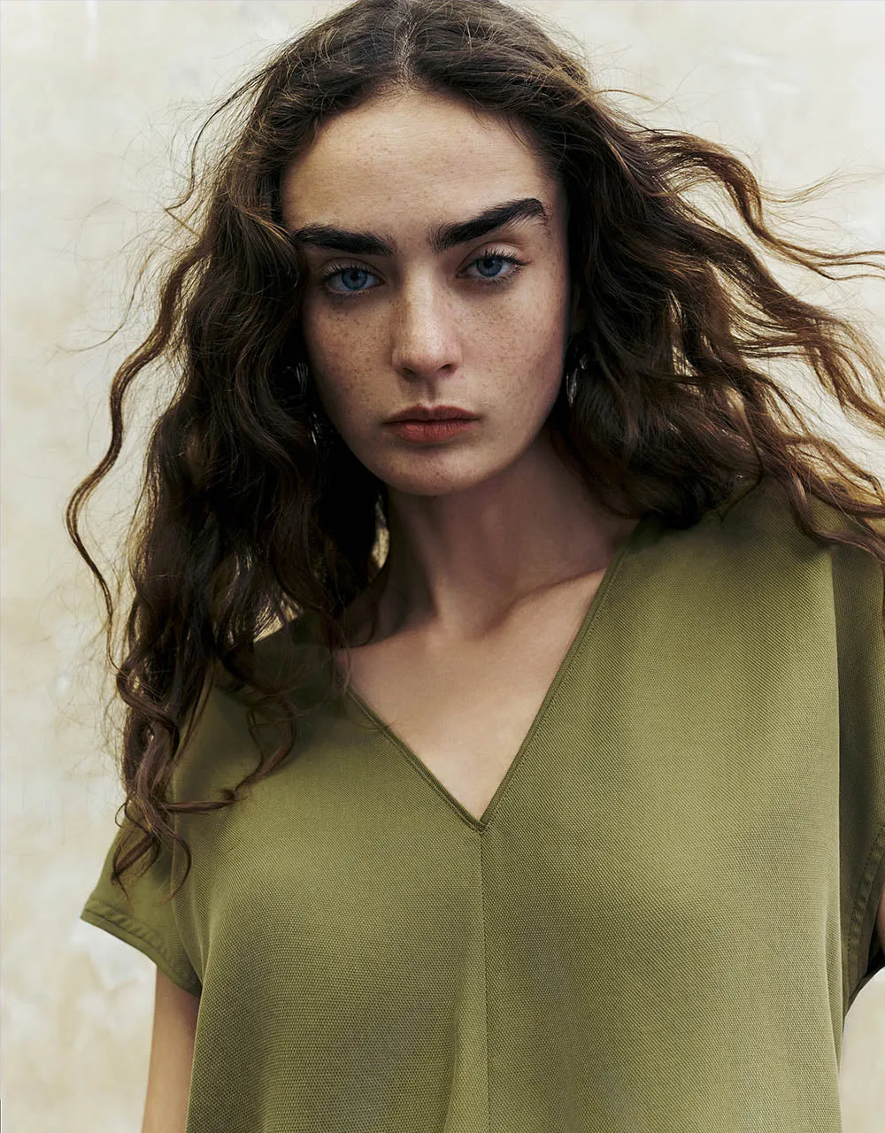 Raglan Sleeve V-Neck Overhead Shirt sold by Urban Revivo product image thumbnail 4