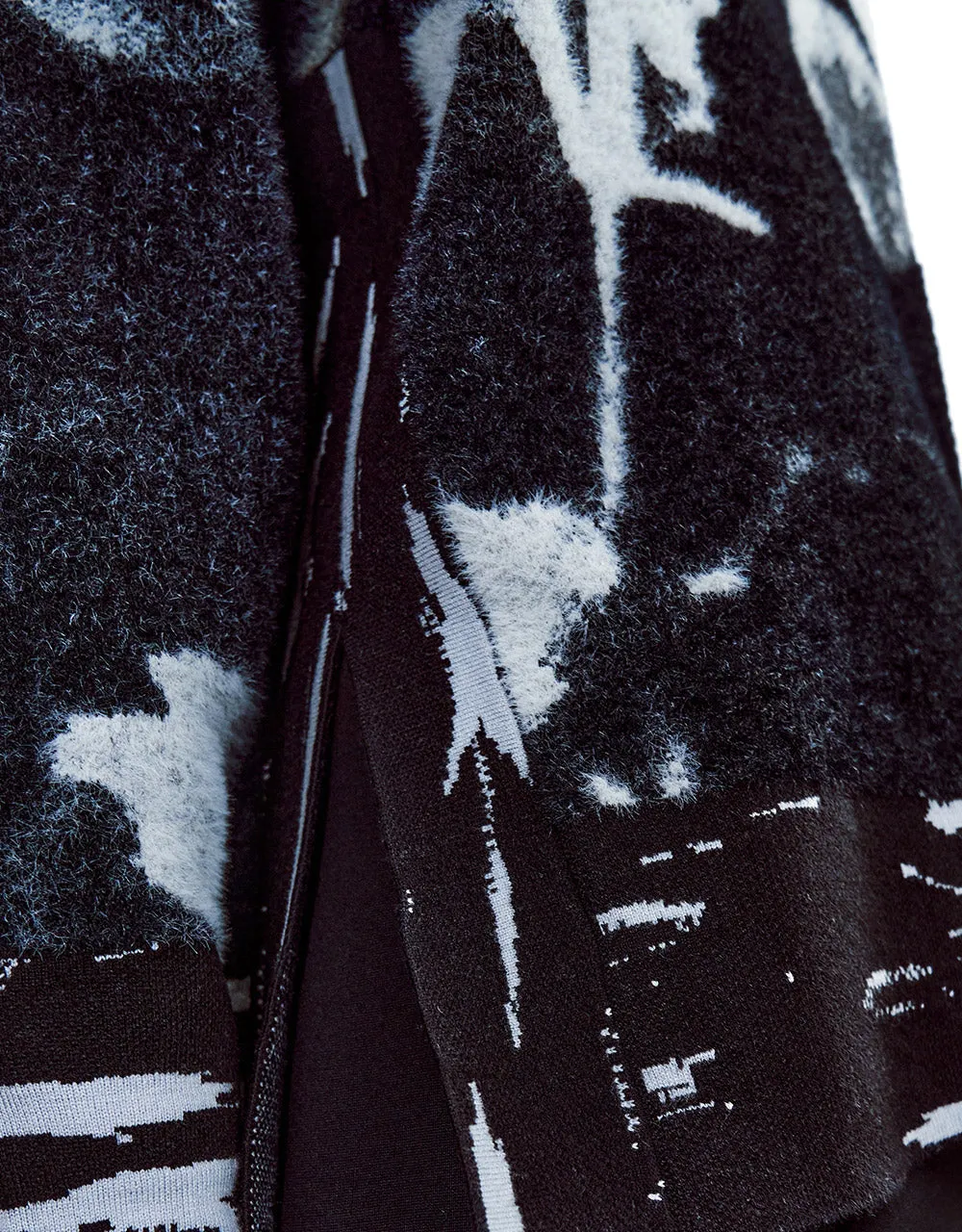 Abstract Print Sweater sold by Urban Revivo product image thumbnail 3