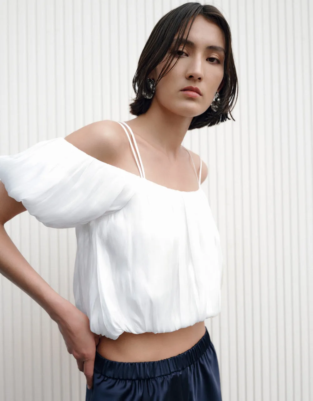 Sleeveless Balloon Overhead Shirt sold by Urban Revivo product image thumbnail 3