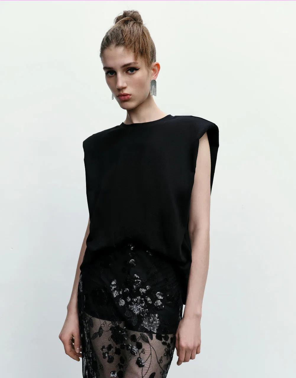 Crew Neck Tank Top With Chain sold by Urban Revivo product image thumbnail 4