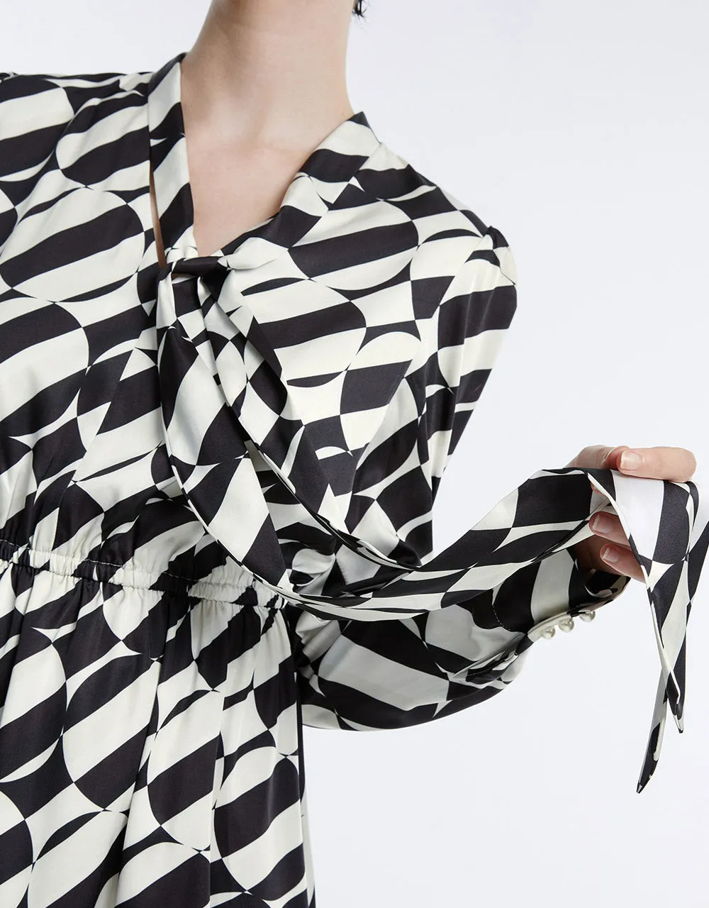 Geometric Print Tie Front Midi Dress sold by Urban Revivo product image thumbnail 4