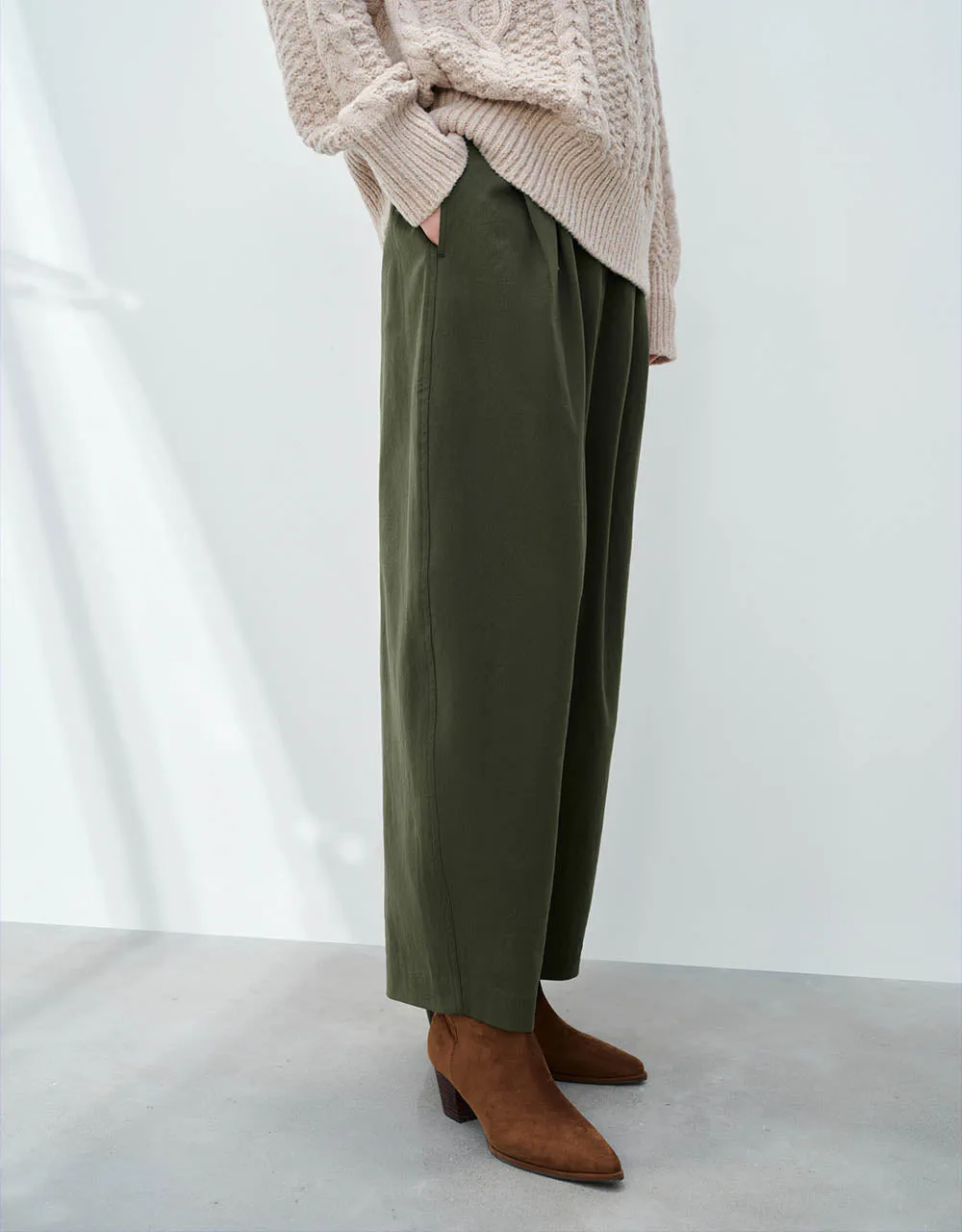 Cropped Barrel Pants sold by Urban Revivo product image thumbnail 4