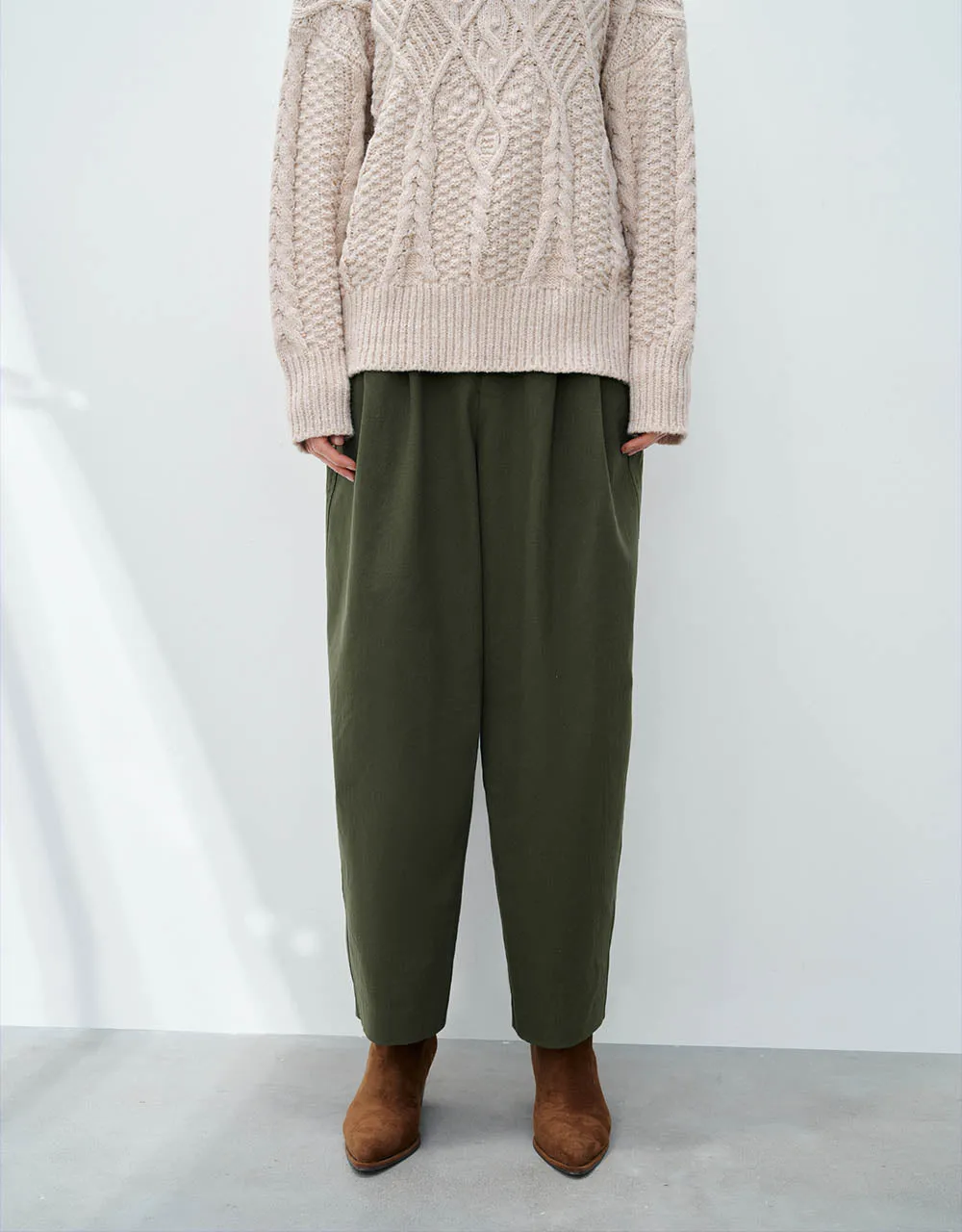 Cropped Barrel Pants sold by Urban Revivo product image thumbnail 2