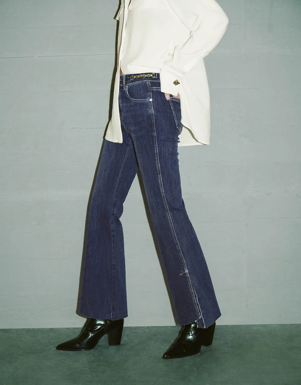 Split Hem Flare Jeans sold by Urban Revivo product image thumbnail 4