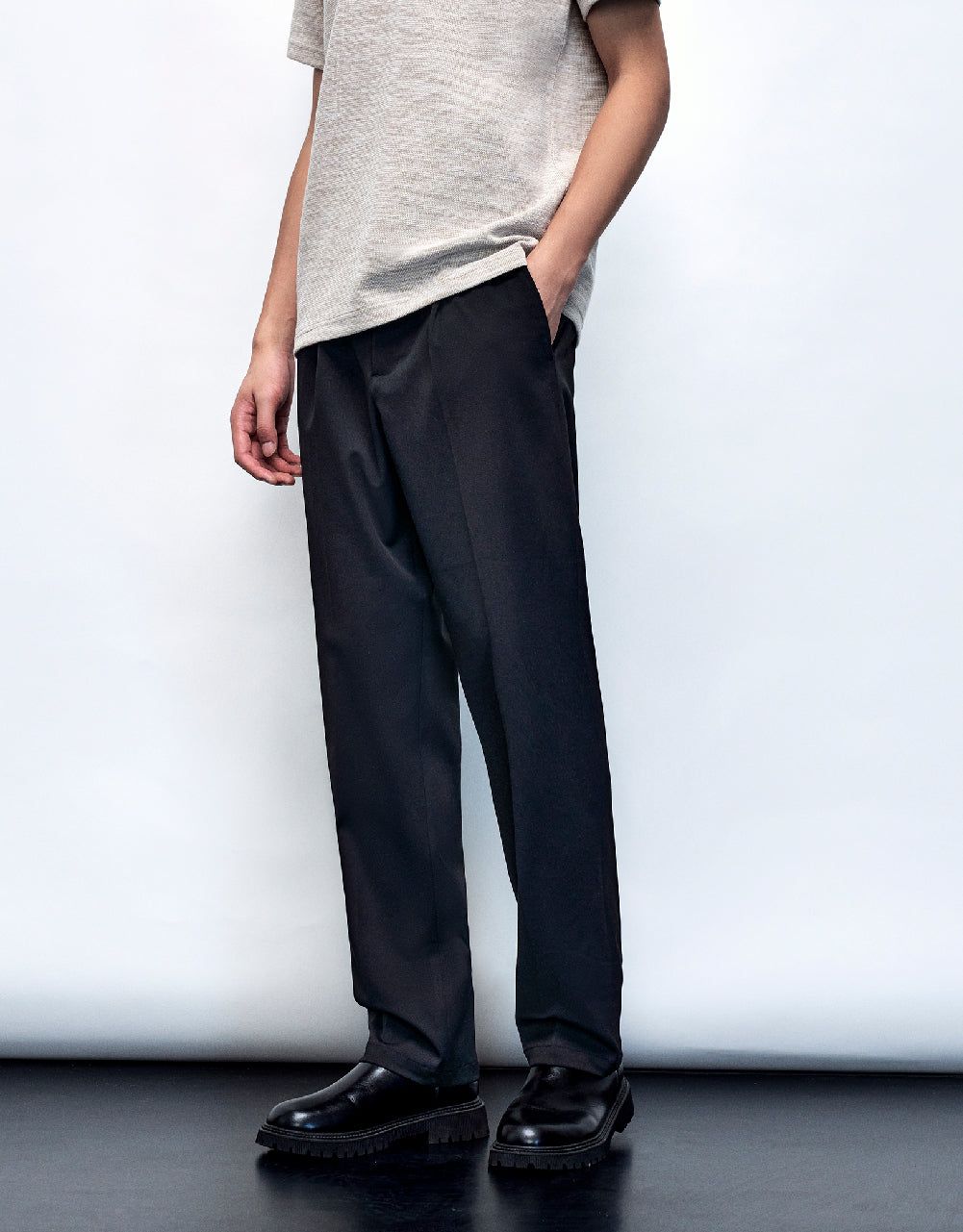 Loose Carrot Fit Pants sold by Urban Revivo product image thumbnail 4