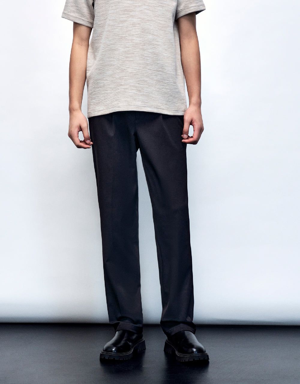 Loose Carrot Fit Pants sold by Urban Revivo product image thumbnail 2