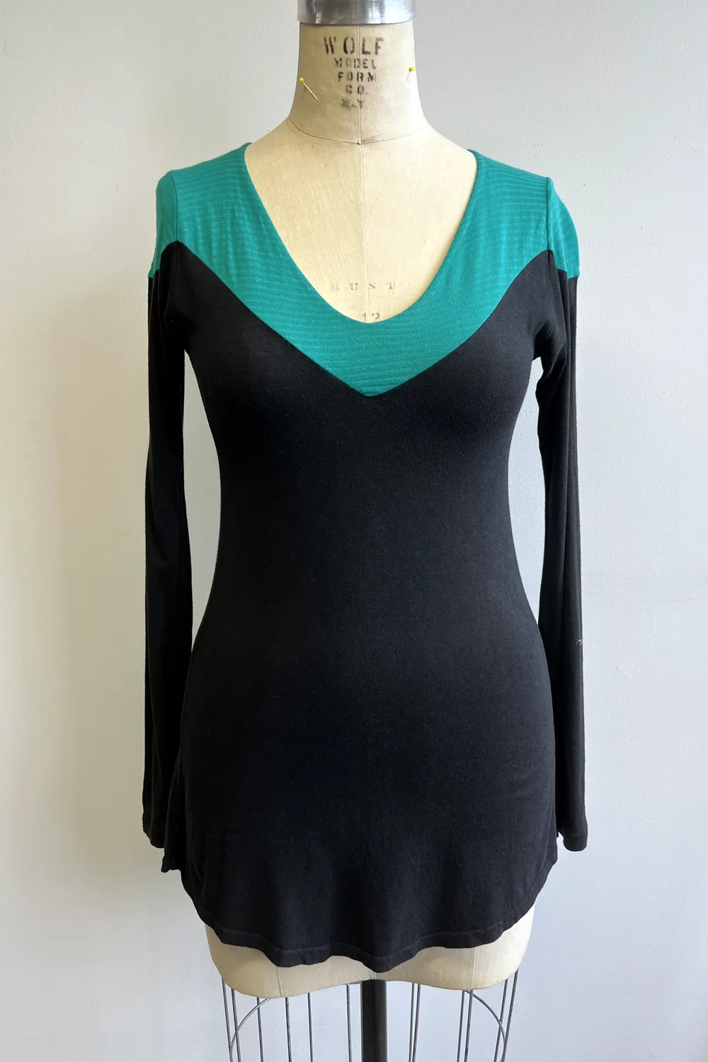 RESALE - Tunic V neck -Blk/Jade - XS sold by Anne Mulaire