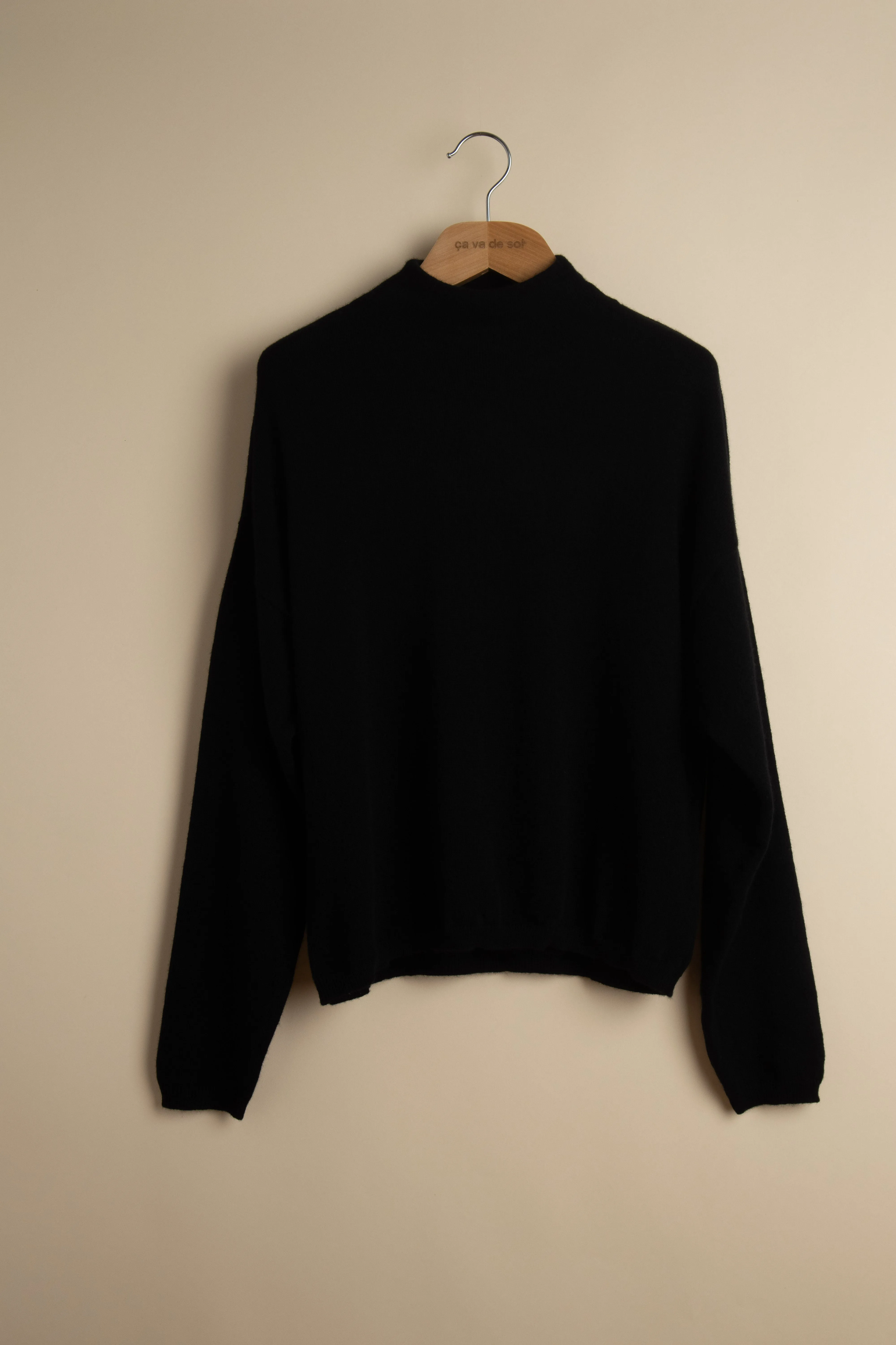 URAT black sold by ça va de soi