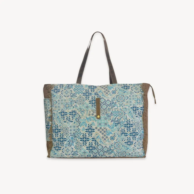 Drift & Dust Weekender Bag sold by POKOLOKO