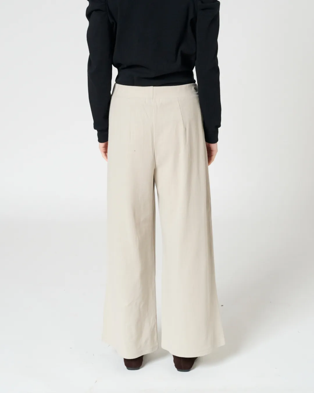 Leigh cropped pants sold by preloved product image thumbnail 3