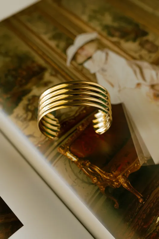 Ridged Cuff Bracelet – Gold made by Bibi & Kim