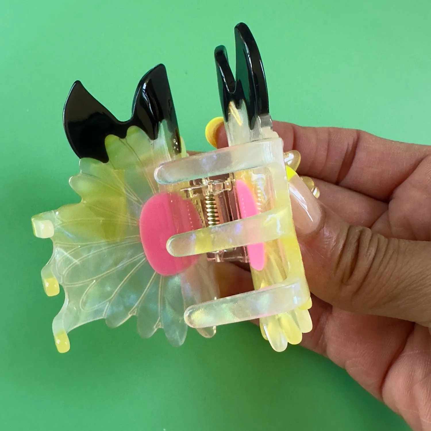 White Flower Hair Claw sold by Centinelle product image thumbnail 3