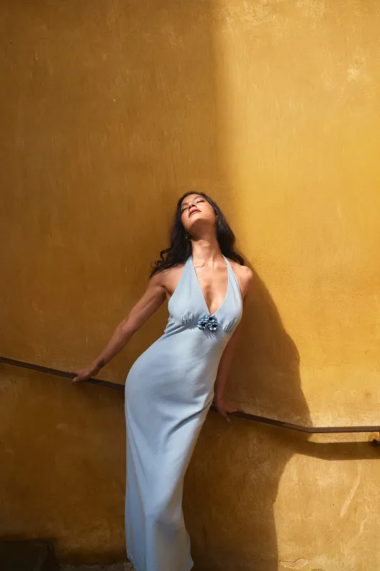 Robe dos-nu en lin mélangé ornée de fleurs – Bleu made by Pheme Paris
