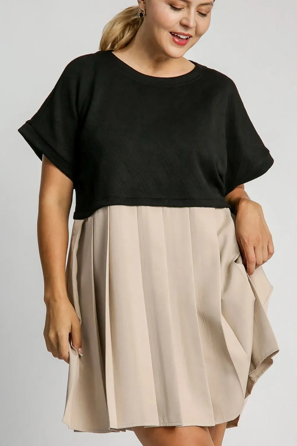 Umgee Full Size Round Neck Pleated Dress with Side Pockets Plus Size sold by Gigi Laurent product image thumbnail 4
