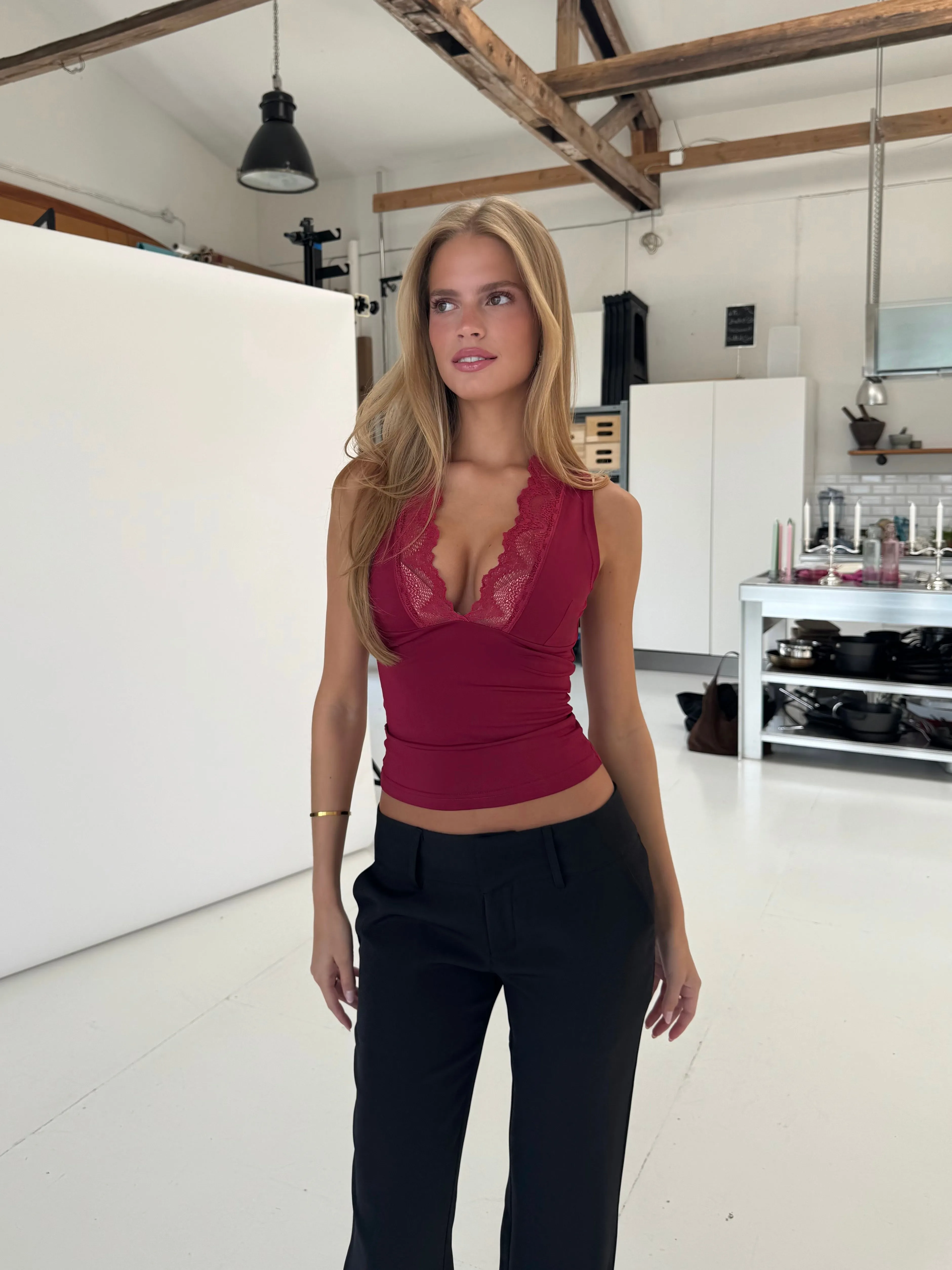 Lucia basic lace top - mørk rød sold by Venderbys product image thumbnail 2