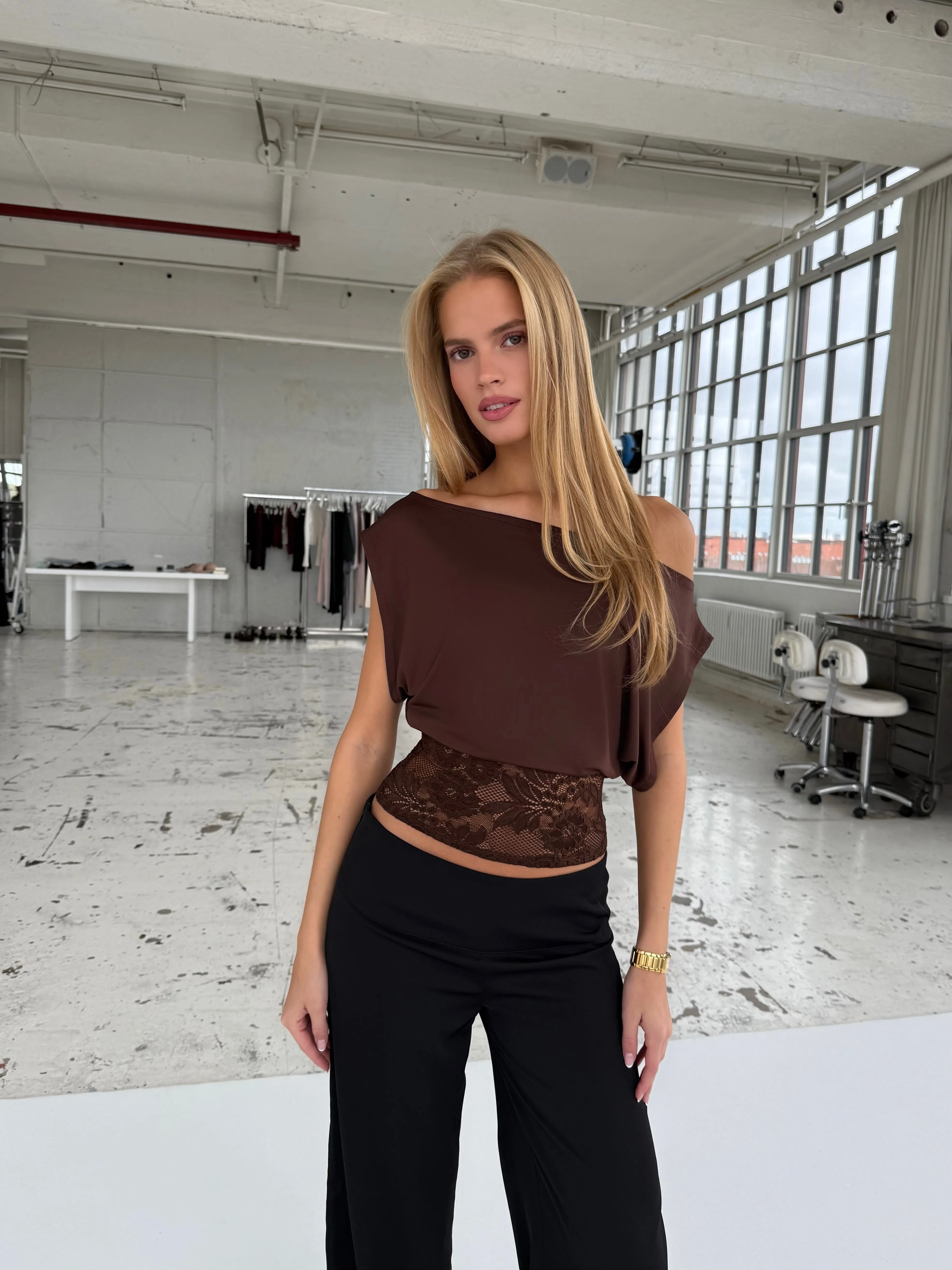 Hera basic lace top - mørk brun sold by Venderbys