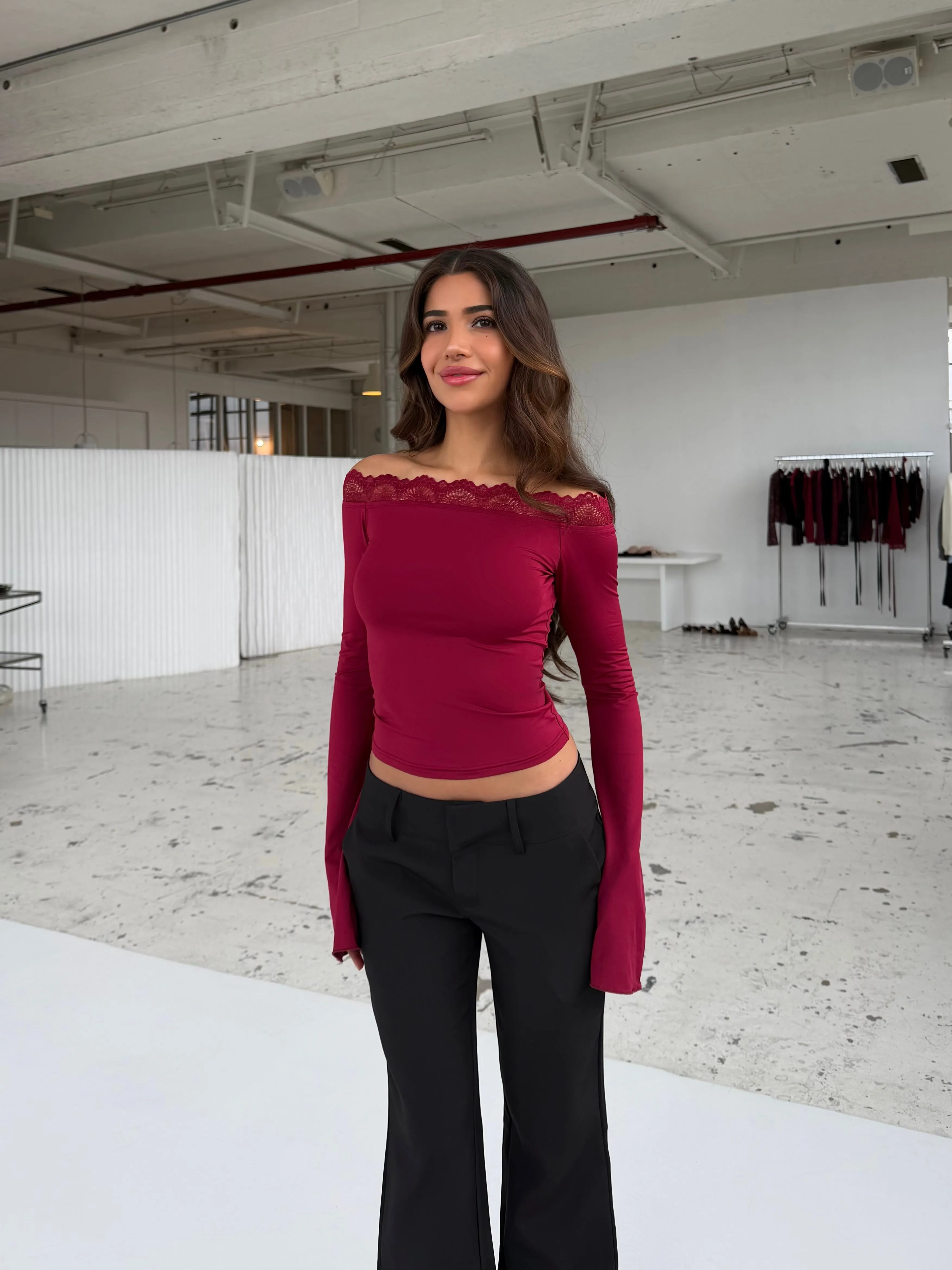 Bari basic lace top - mørk rød (forudbestilling) sold by Venderbys product image thumbnail 3