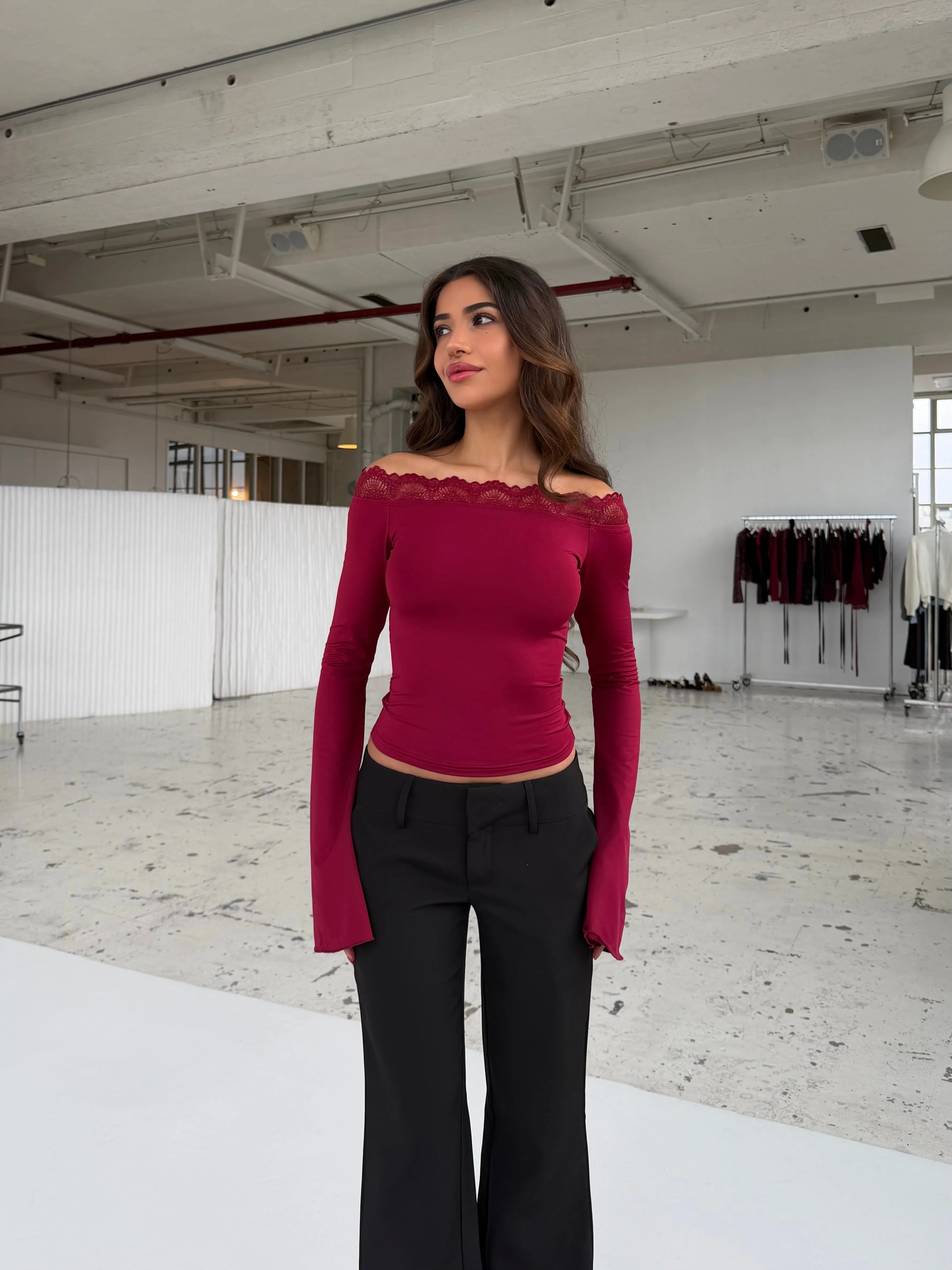 Bari basic lace top - mørk rød (forudbestilling) sold by Venderbys product image thumbnail 2