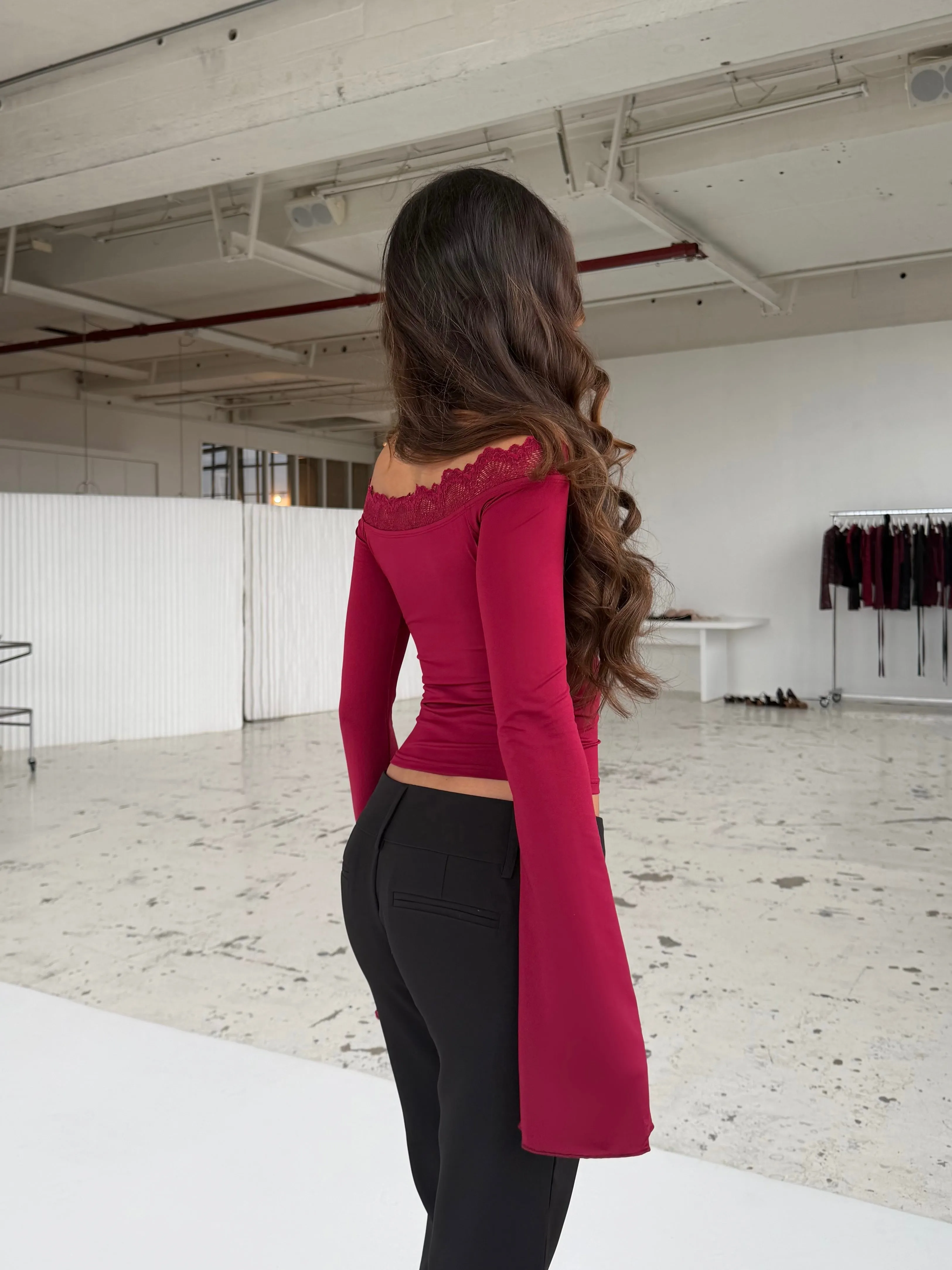 Bari basic lace top - mørk rød (forudbestilling) sold by Venderbys product image thumbnail 4