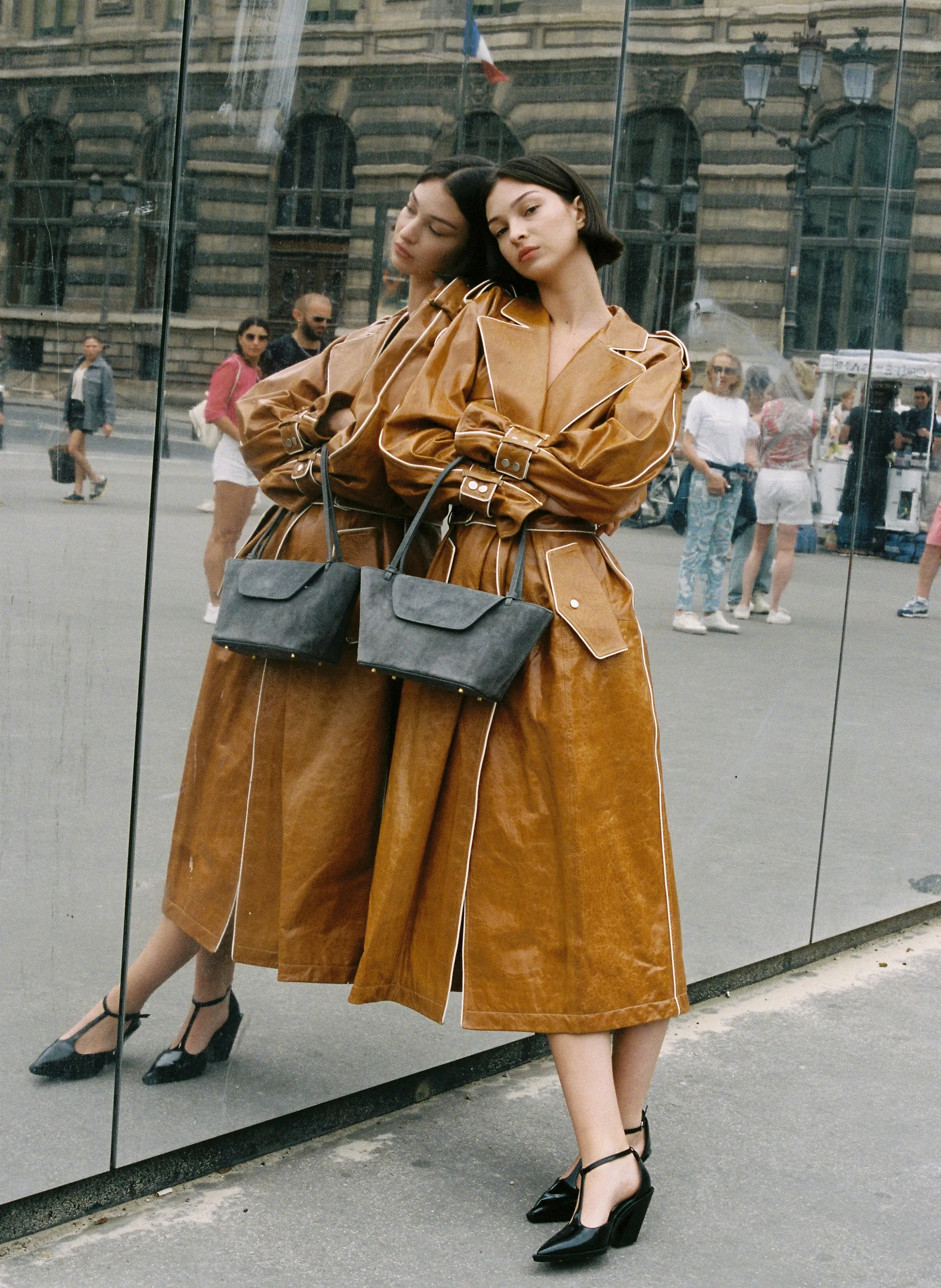 Courrier Tote Suede Grey sold by Elleme product image thumbnail 2