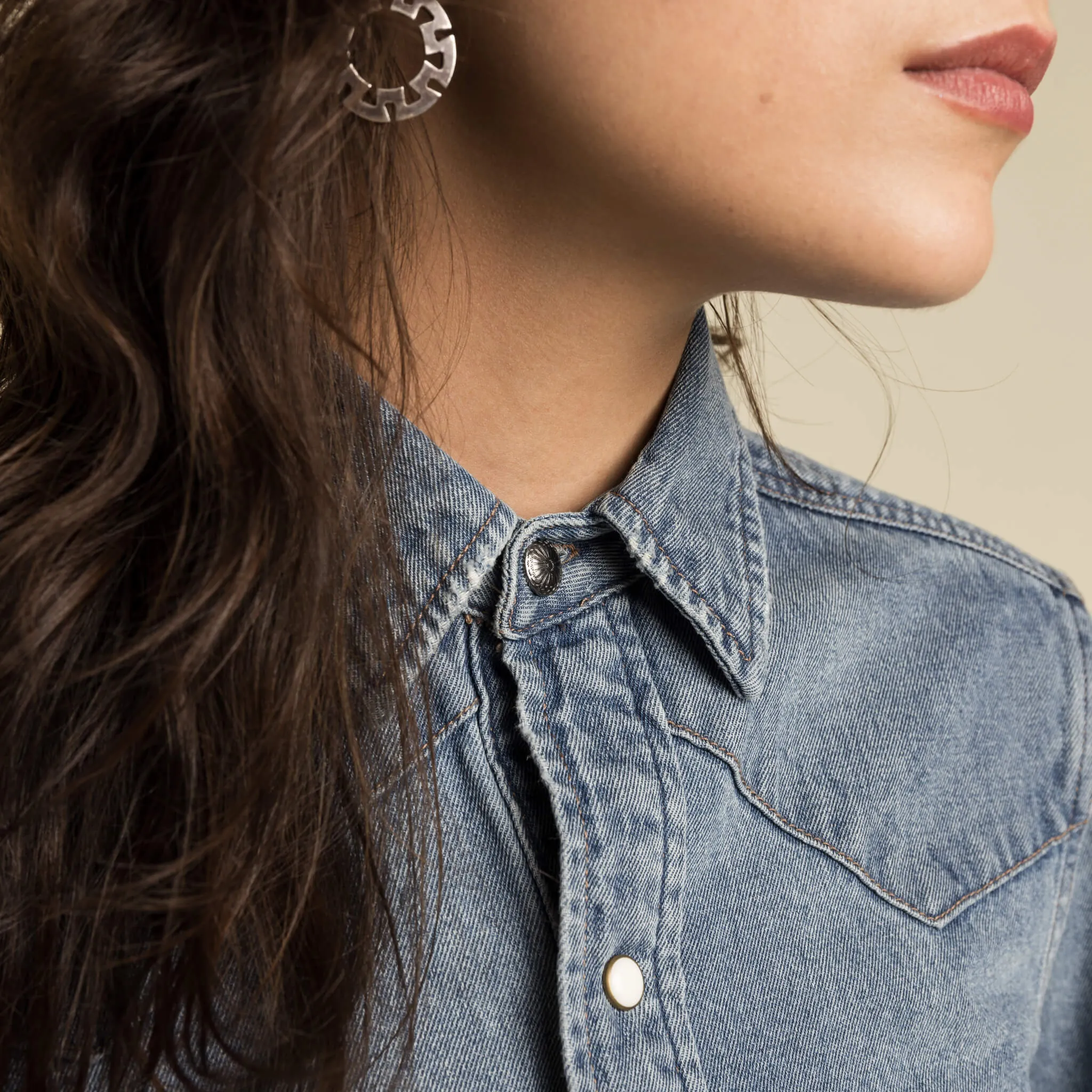 The Women's Wyatt Denim Pearl Snap Shirt sold by Sendero Provisions CO product image thumbnail 4