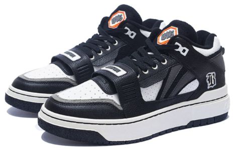 Li-Ning BadFive Rookie 'Black White' ABCS057-2 sold by KicksCrew