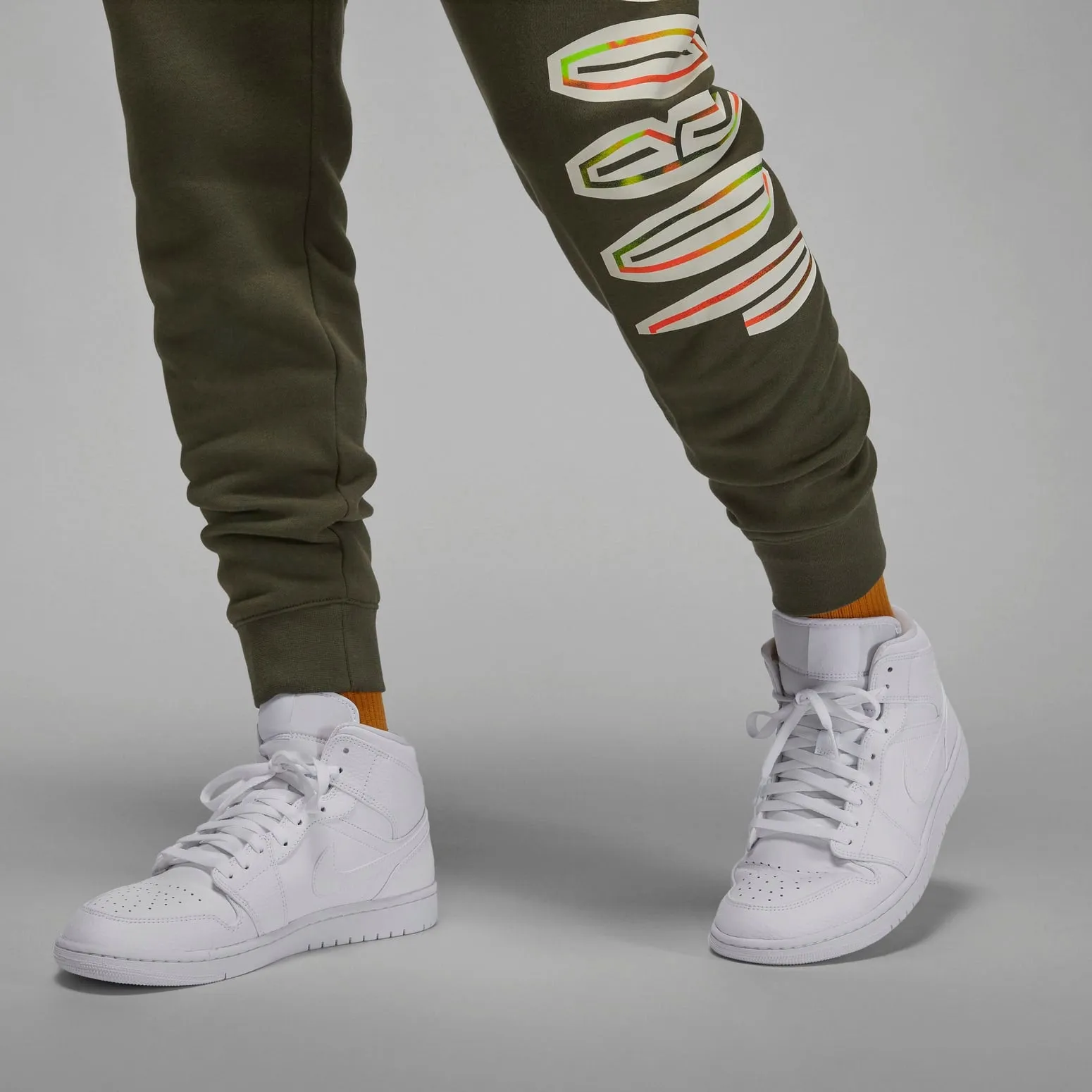 Air Jordan Flight MVP Track Sweatpants 'Green' DV1603-325 sold by KicksCrew product image thumbnail 4