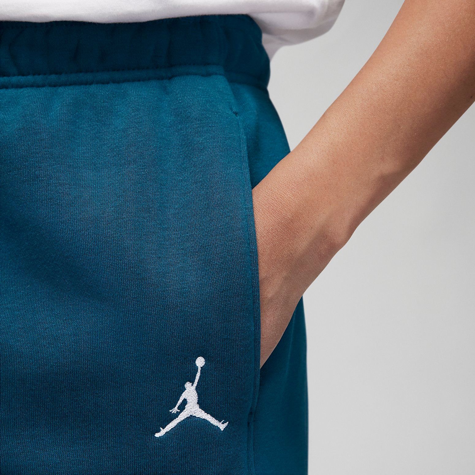 (WMNS) Air Jordan Brooklyn Fleece Pants 'Blue' FN4494-427 sold by KicksCrew product image thumbnail 2