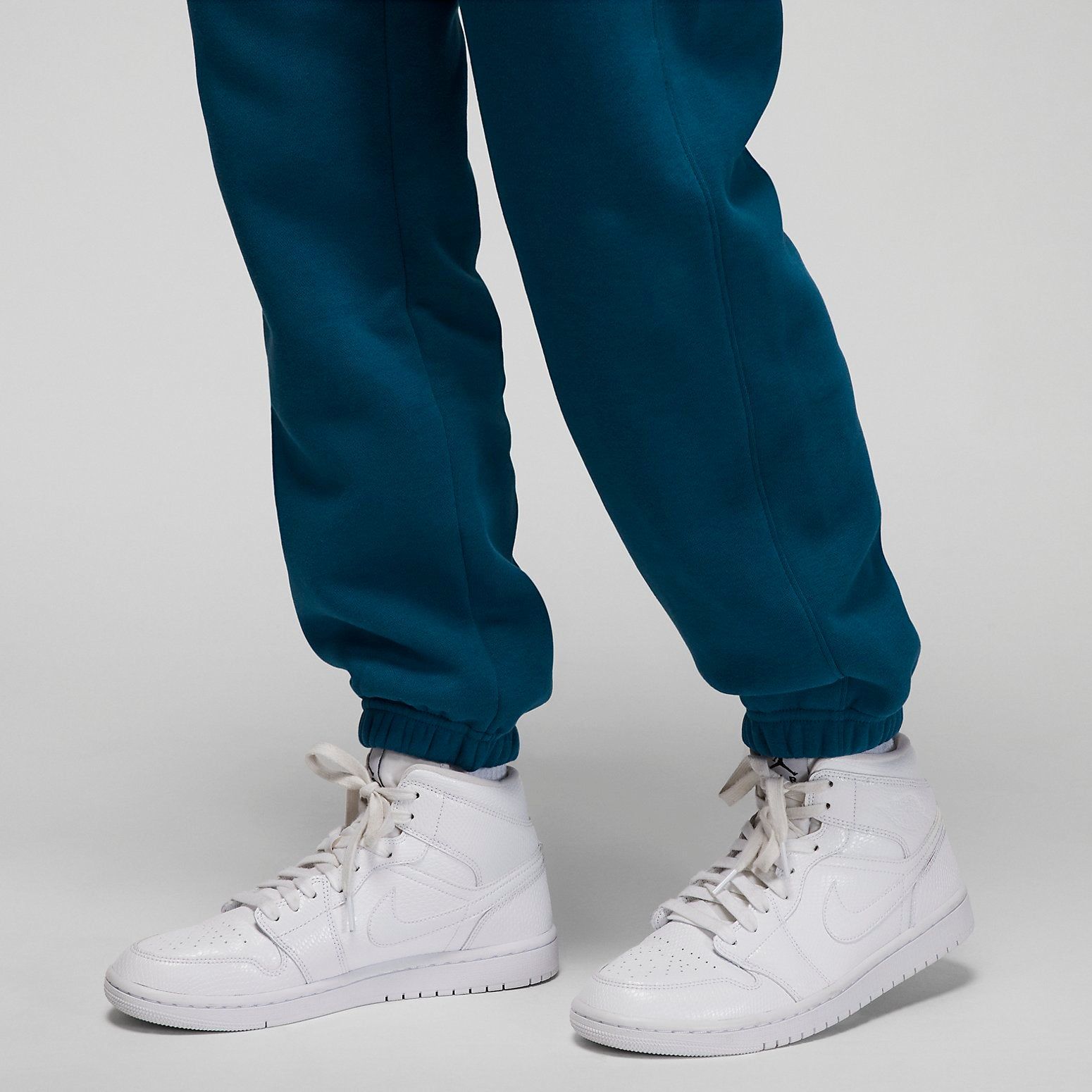 (WMNS) Air Jordan Brooklyn Fleece Pants 'Blue' FN4494-427 sold by KicksCrew product image thumbnail 3