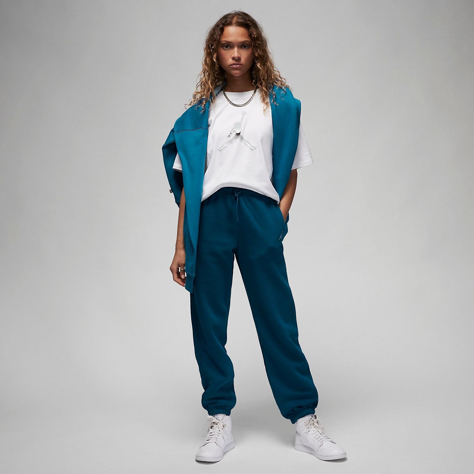 (WMNS) Air Jordan Brooklyn Fleece Pants 'Blue' FN4494-427 sold by KicksCrew product image thumbnail 4