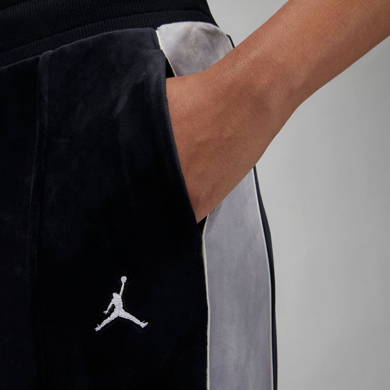 (WMNS) Air Jordan Flight Velour Pant 'Black' DV1404-010 sold by KicksCrew product image thumbnail 2