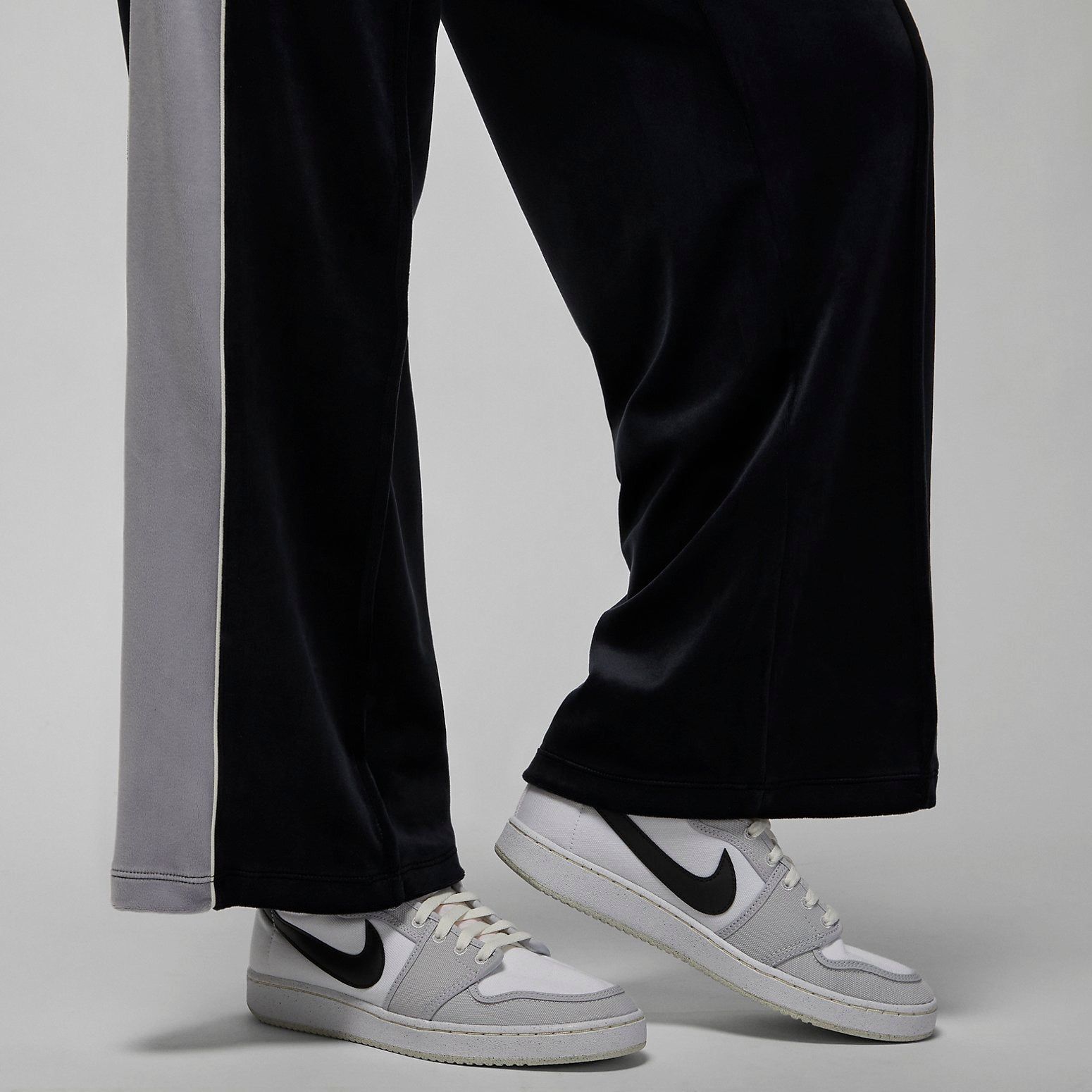 (WMNS) Air Jordan Flight Velour Pant 'Black' DV1404-010 sold by KicksCrew product image thumbnail 3