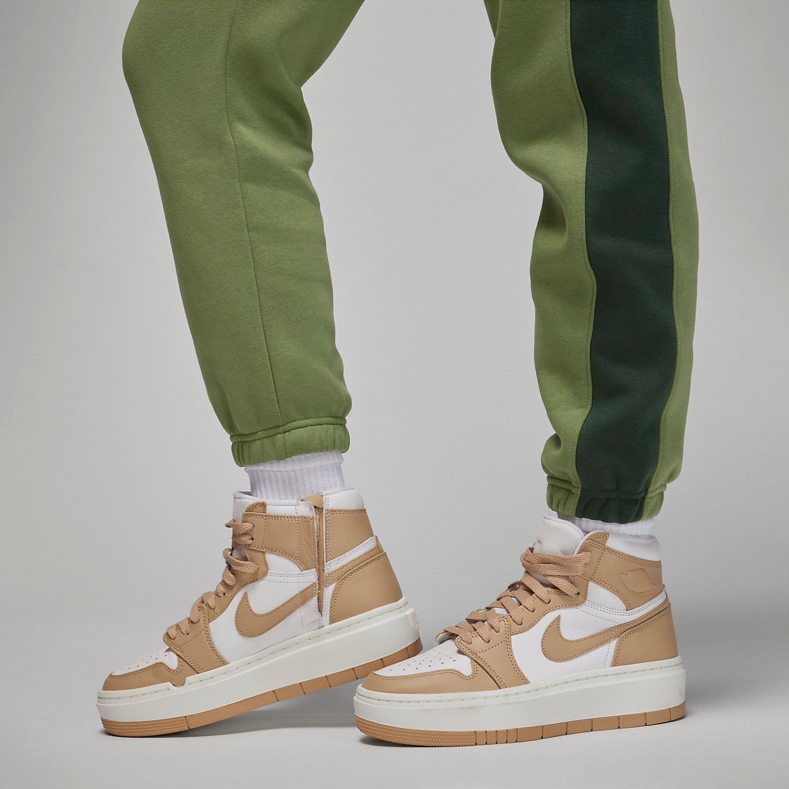 (WMNS) Air Jordan Brooklyn Fleece Pants 'Green' FB5171-340 sold by KicksCrew product image thumbnail 4