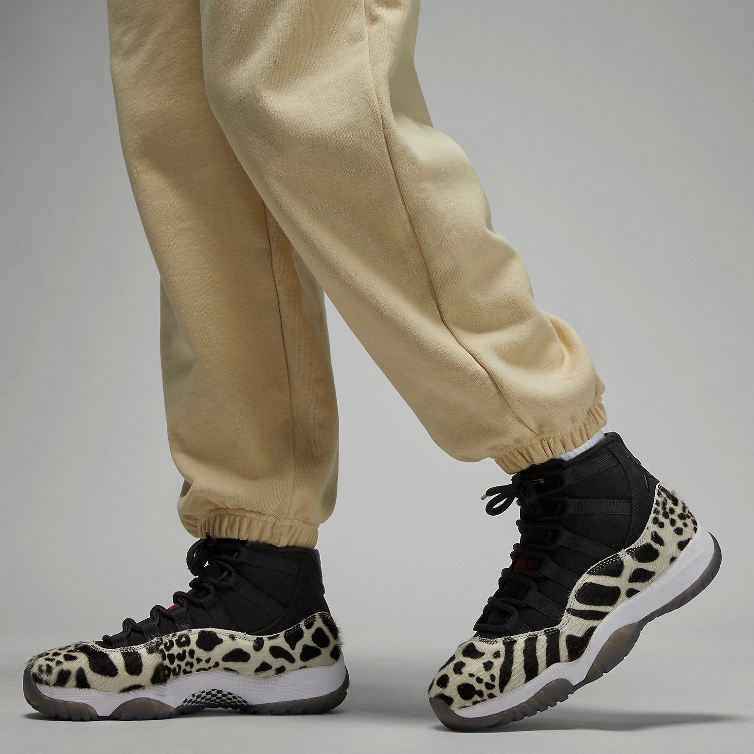 (WMNS) Air Jordan Flight Fleece Trousers 'Beach' DQ4607-234 sold by KicksCrew product image thumbnail 4