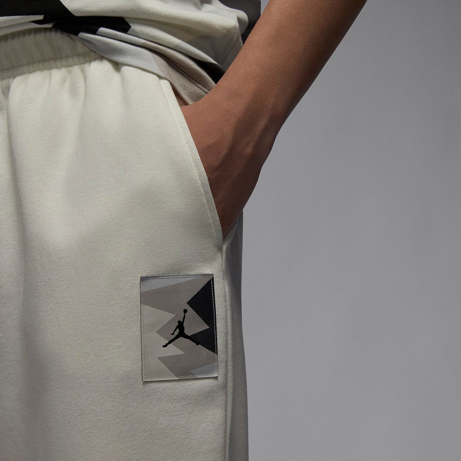 Air Jordan Essentials Fleece Winter Pants 'Grey' FD7859-133 sold by KicksCrew product image thumbnail 3