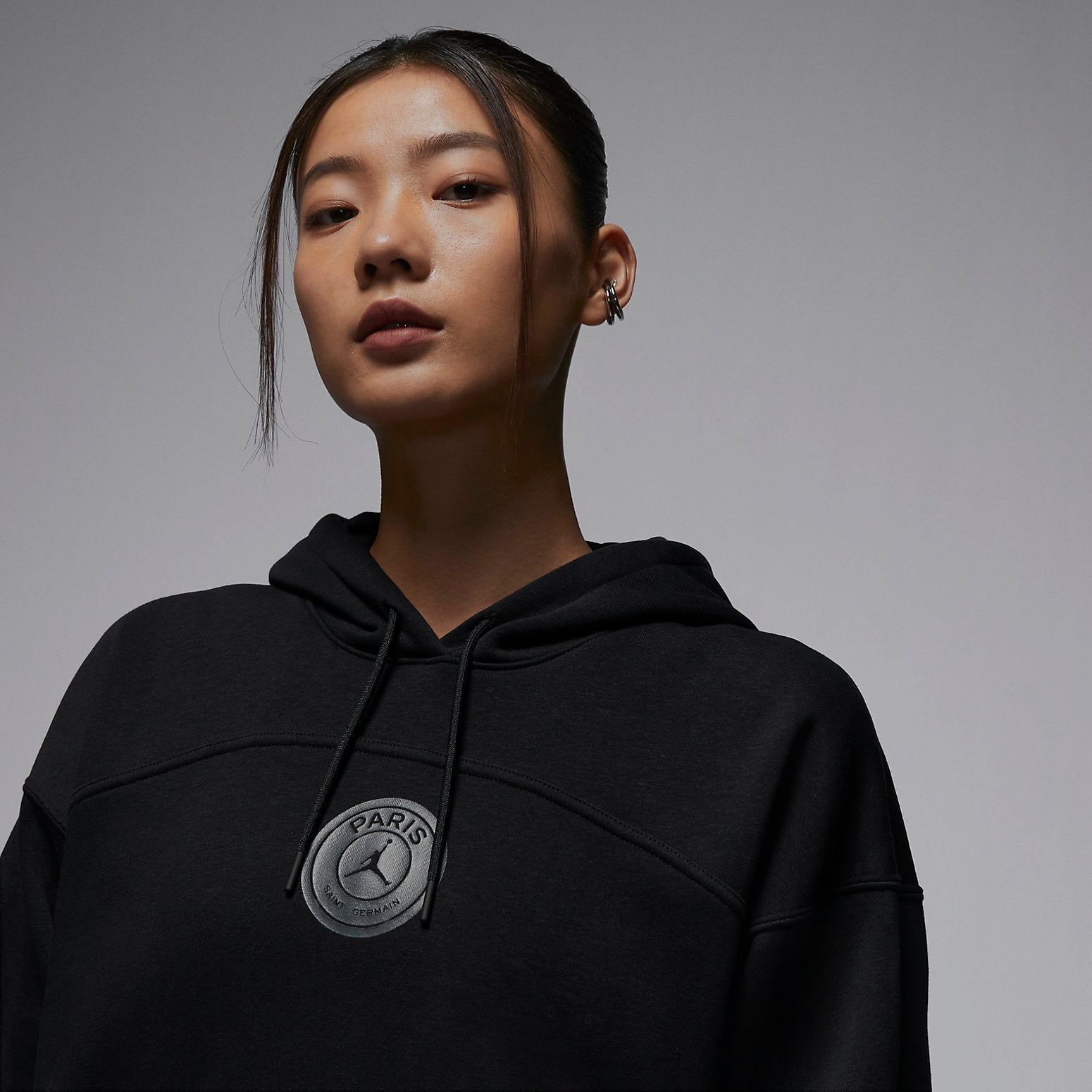 (WMNS) Air Jordan x Paris Saint-Germain Hoodie Asia Sizing 'Black' DZ3267-010 sold by KicksCrew product image thumbnail 3