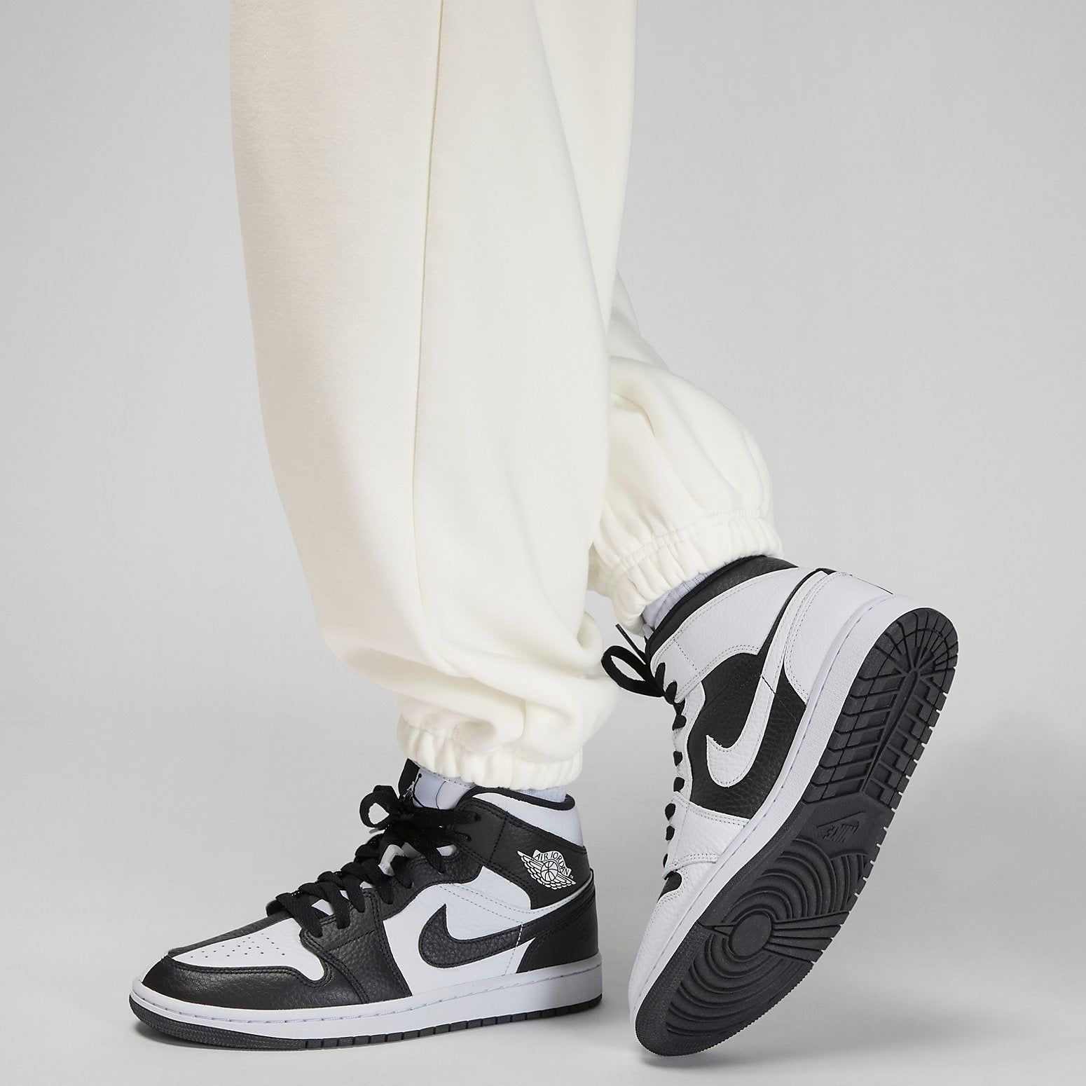 (WMNS) Air Jordan Flight Fleece Trousers 'White' FB5113-133 sold by KicksCrew product image thumbnail 4