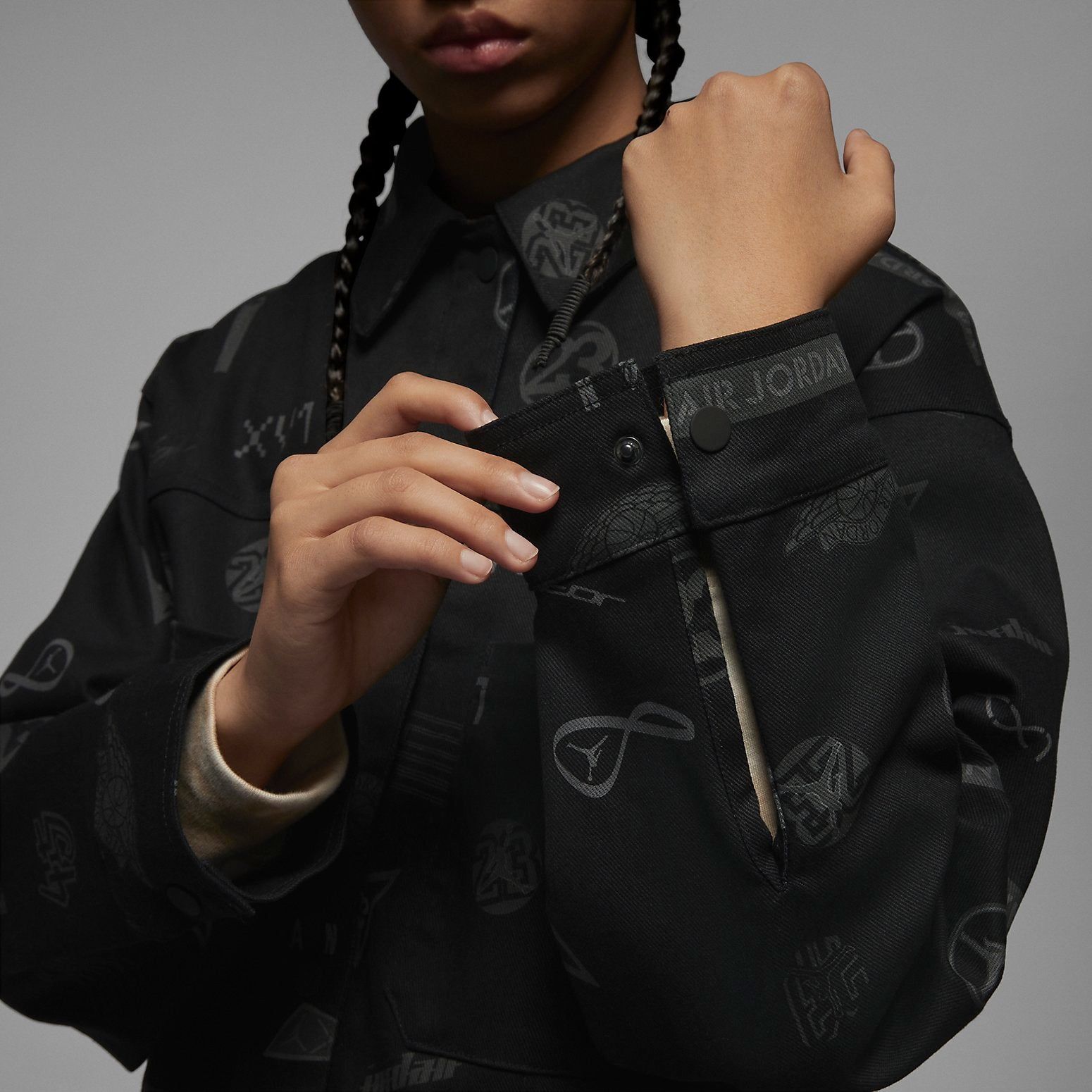 (WMNS) Air Jordan Trucker Jacket 'Black' DX0385-010 sold by KicksCrew product image thumbnail 3