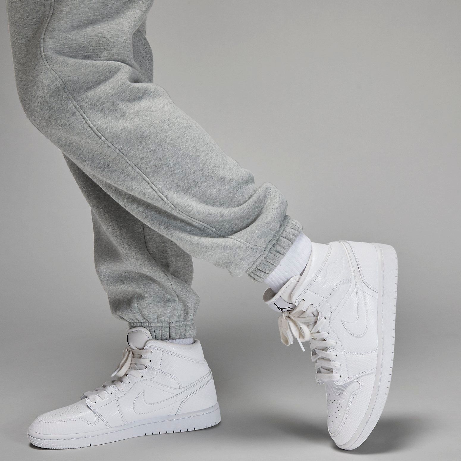 (WMNS) Air Jordan Brooklyn Fleece Pant 'Grey' FN4494-063 sold by KicksCrew product image thumbnail 4