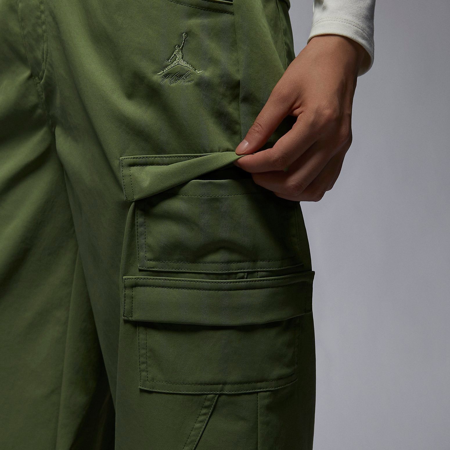 (WMNS) Air Jordan Women Heavy Weight Chicago Pants Asia Sizing 'Olive' FD7216-340 sold by KicksCrew product image thumbnail 5