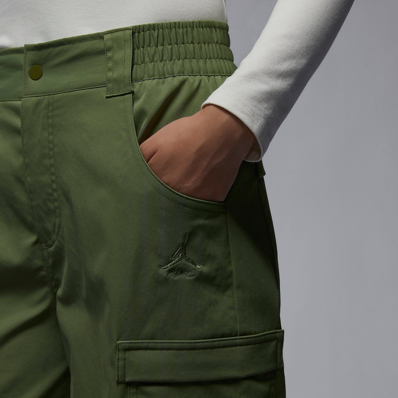(WMNS) Air Jordan Women Heavy Weight Chicago Pants Asia Sizing 'Olive' FD7216-340 sold by KicksCrew product image thumbnail 4