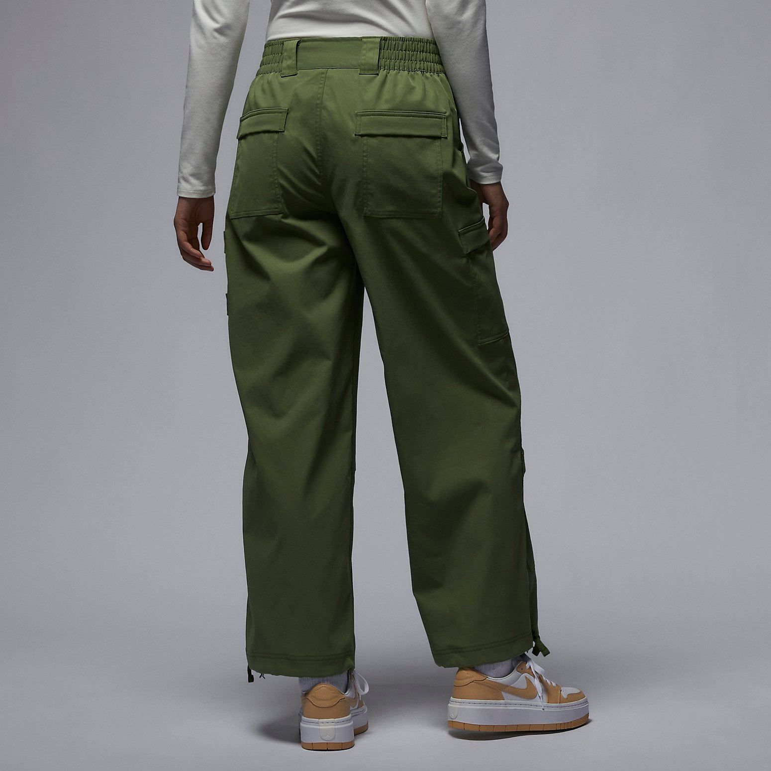 (WMNS) Air Jordan Women Heavy Weight Chicago Pants Asia Sizing 'Olive' FD7216-340 sold by KicksCrew product image thumbnail 2