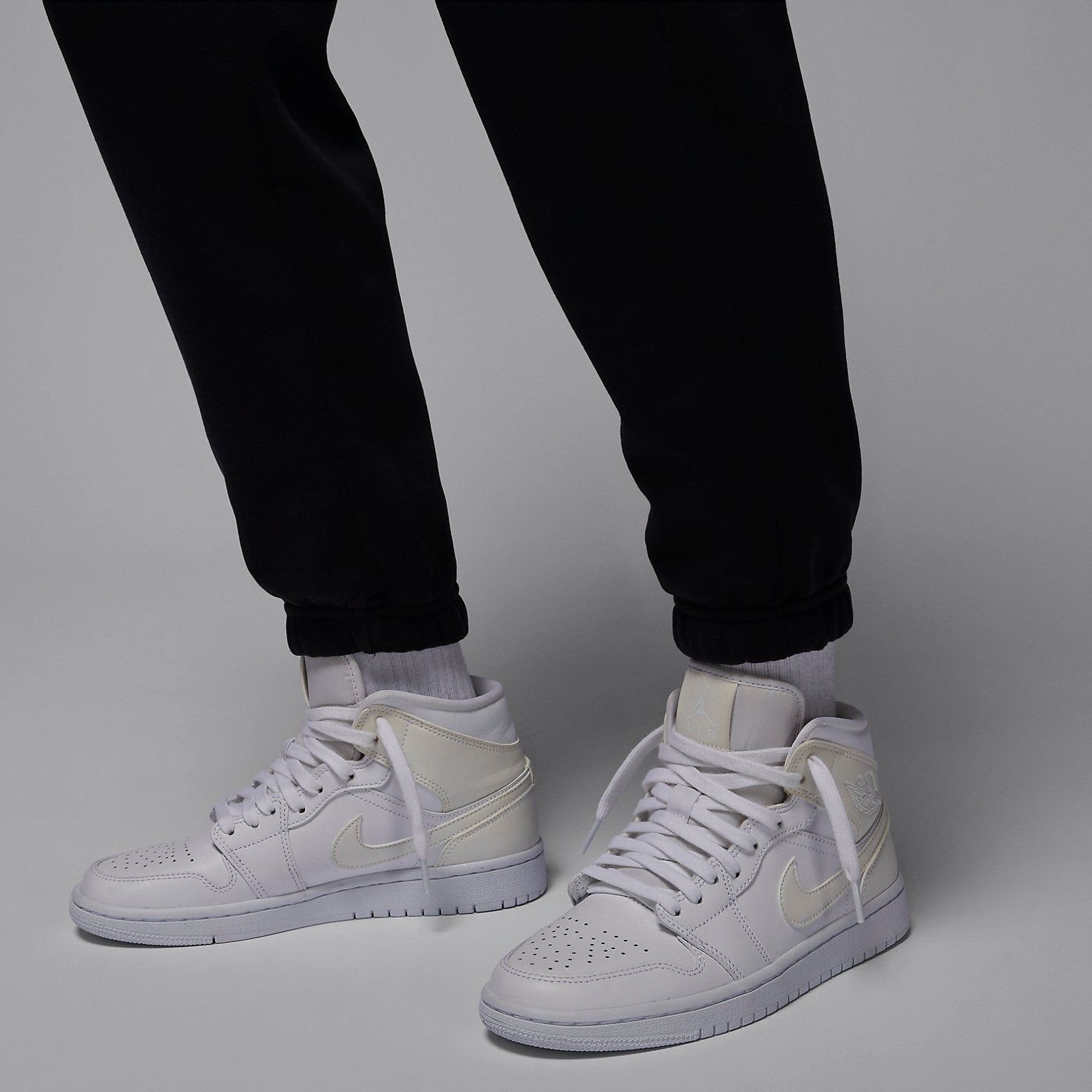 (WMNS) Air Jordan Brooklyn Fleece 'Black' FN4495-010 sold by KicksCrew product image thumbnail 4