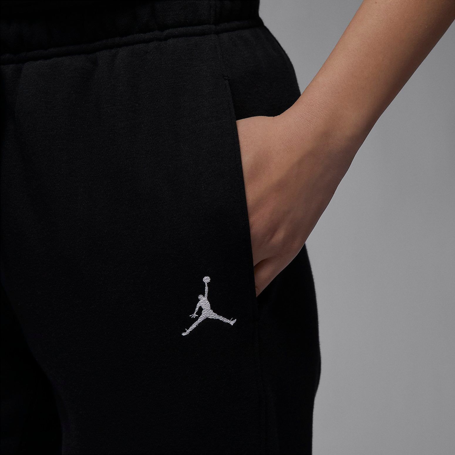 (WMNS) Air Jordan Brooklyn Fleece 'Black' FN4495-010 sold by KicksCrew product image thumbnail 3
