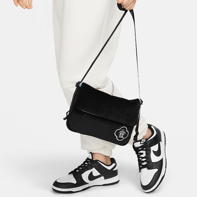 Nike Futura shoulder bag 'Black' DQ3501-010 sold by KicksCrew product image thumbnail 4