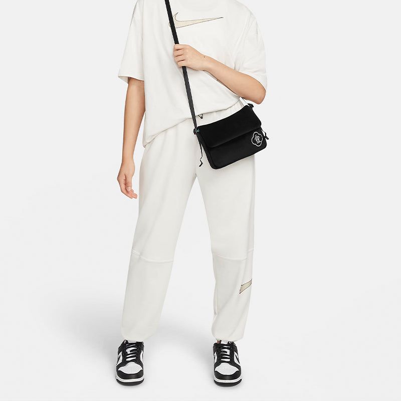 Nike Futura shoulder bag 'Black' DQ3501-010 sold by KicksCrew product image thumbnail 5