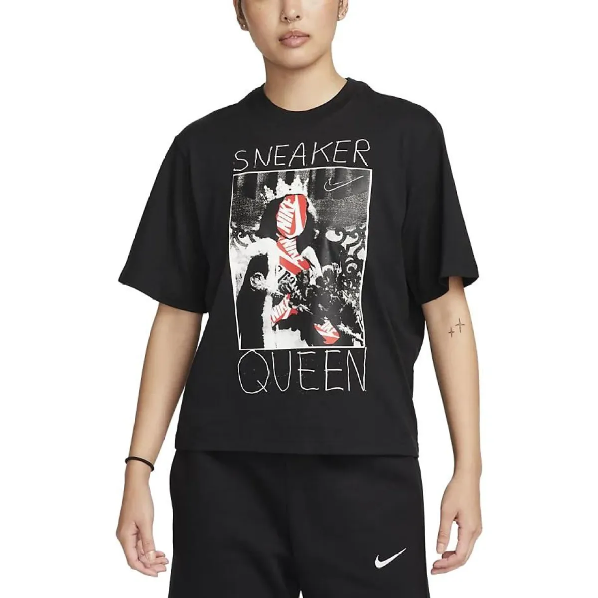 WMNS) Nike Sneaker Queen T-Shirt 'Black' FD2532-010 | Parallel